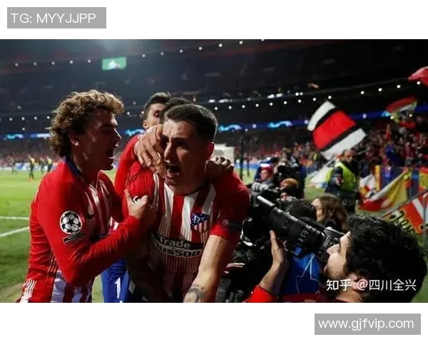 球星力量惊人一脚踢破足球场地面，场景滑稽笑料百出