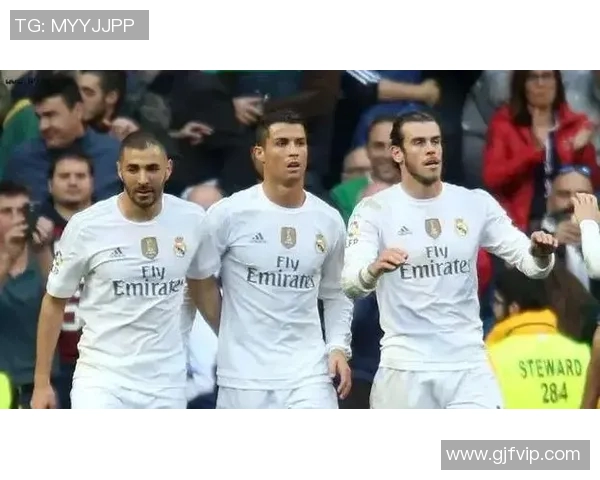 皇马足球场见证的传奇球星：从齐达内到本泽马的辉煌时刻